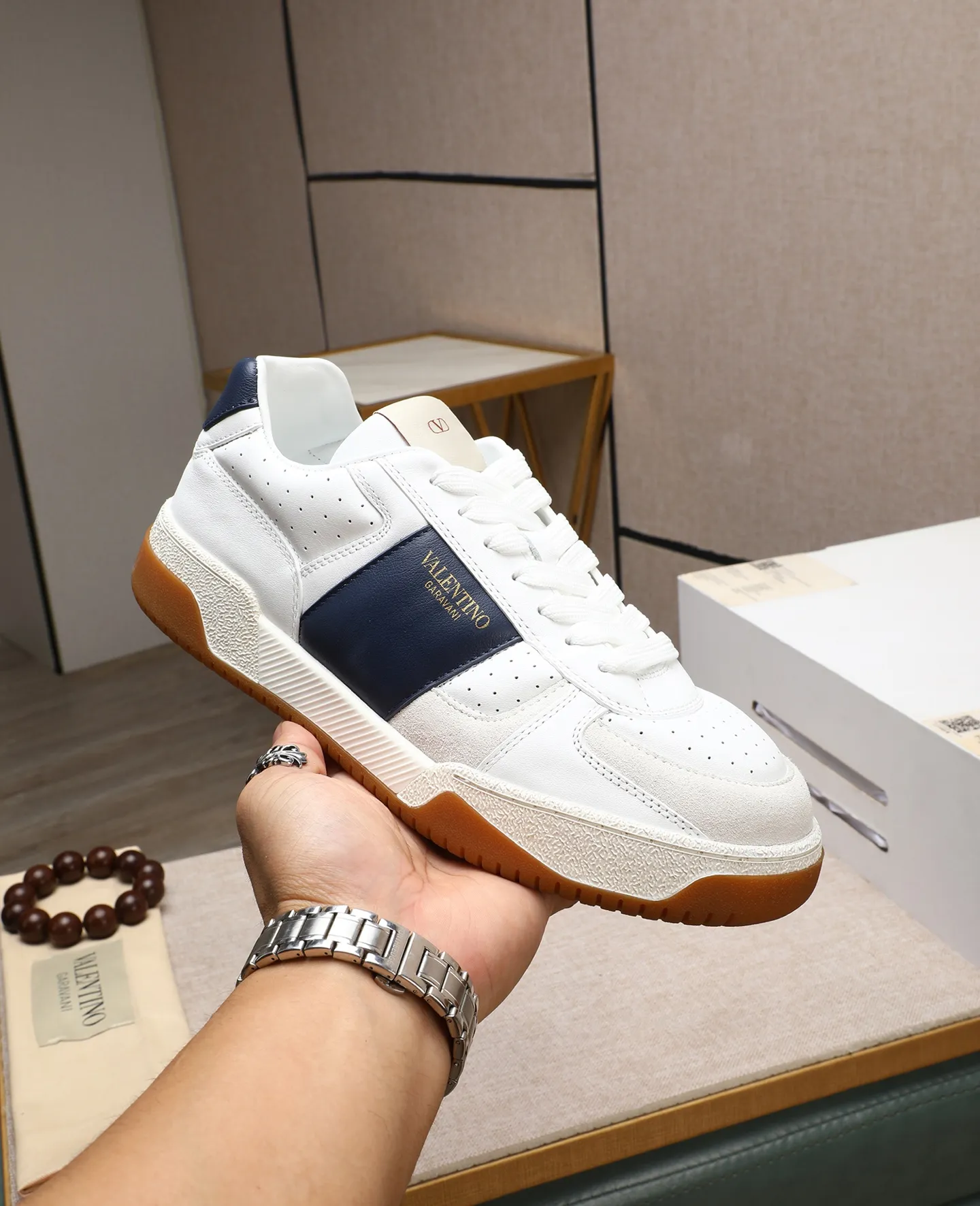 Men's shoes 💰740 [Valentino] Couple model, size: ▪️Size: Women's model 35-40 Men's model 39-44 (45 customized) Valentino Valentino Couple model Joie de Jouer series Velcro Thick sole Bread shoes Couple model Casual sneakers White shoes Original purchase and development Production Joie de Jouer series The style is simple but not out of style. The pure white base is paired with fresh green and soft beige, and the unique Velcro design highlights your personality. Every detail tells fashion and quality. Wear it, take a confident step, and start the trend journey. Delivered in exquisite packaging🛍📦 ▪️Material: Original custom imported first-layer cowhide ▪️Inner lining: Original custom made soft sheepskin lining ▪️Outsole: Original open-molded non-slip TPU material ▪️Sole thickness: 3.5CM